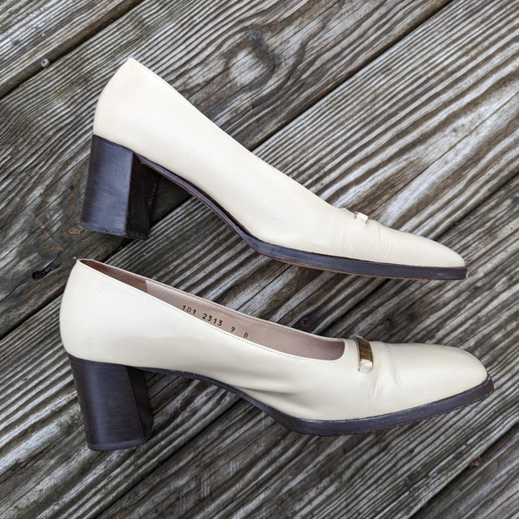 Vintage 80's Gucci Block Heel Square Toe Heels with Gold Etched Buckle - Picture 5 of 8